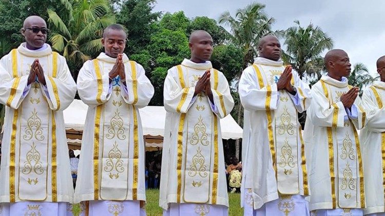 Des diacres, ordonnés samedi 8 juin 2024 à l'occasion des 25 ans du Grand séminaire de théologie Notre dame de Lourdes de Guessihio, dans l’archidiocèse de Gagnoa, en Côte d'Ivoire.