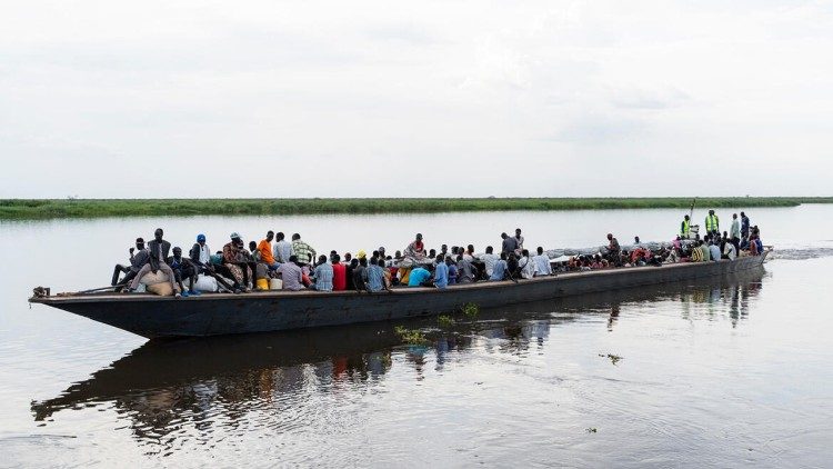 Sud Sudan. Rifugiati sudanesi e sudsudanesi che salgono su chiatte al porto di Renk (Unhcr)