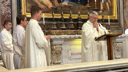 O. Pyś przy grobie Jana Pawła II: zniewaga człowieka jest zniewagą Boga
