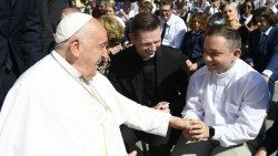 Księża neoprezbiterzy z diecezji radomskiej podczas spotkania z Papieżem (Vatican Media)