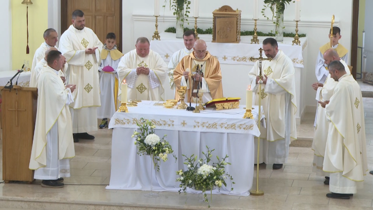 Na Antunovo apostolski nuncij mons. Giorgio Lingua u Drežnik Gradu  (Foto: Laudato TV)