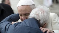 2024.06.15 Papa abbraccia anziano