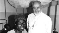 Dom Settimimio Arturo Ferrazzetta em visita a um doente na Guiné-Bissau
