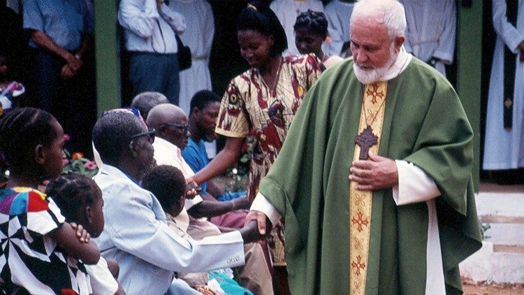 Dom Settimio Ferrazzetta com fiéis guineenses