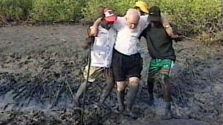 Foto emblemática de Dom Settiminio regido por jovens quando ia dialogar com as partes em conflito - 1998.