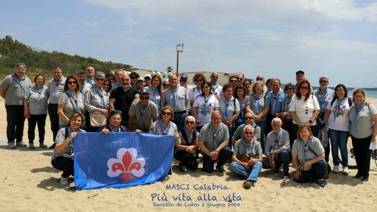 Un gruppo di adulti scout cattolici del Masci sulla spiaggia di Steccato di Cutro, in Calabria