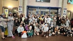 Grupo de crianças e acompanhantes partindo de Nikopol, na Ucrânia, com destino à Itália