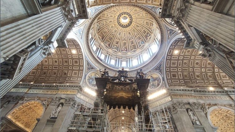 A cúpula e o baldaquino na Basílica de São Pedro