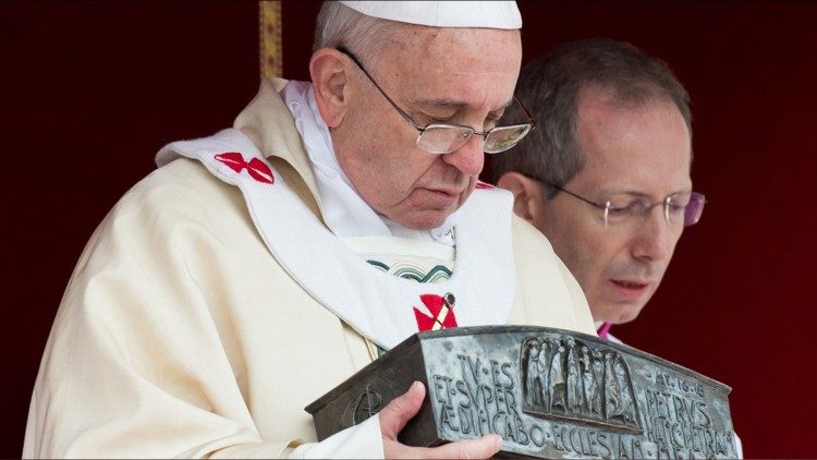 Papa Francesco con il reliquiario con le ossa di Pietro