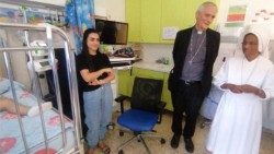Le cardinal Matteo Maria Zuppi, président de la conférence épiscopale italienne et archevêque de Bologne à l'hôpital pédiatrique de Cisjordanie, Caritas Baby Hospital de Bethléem. 
