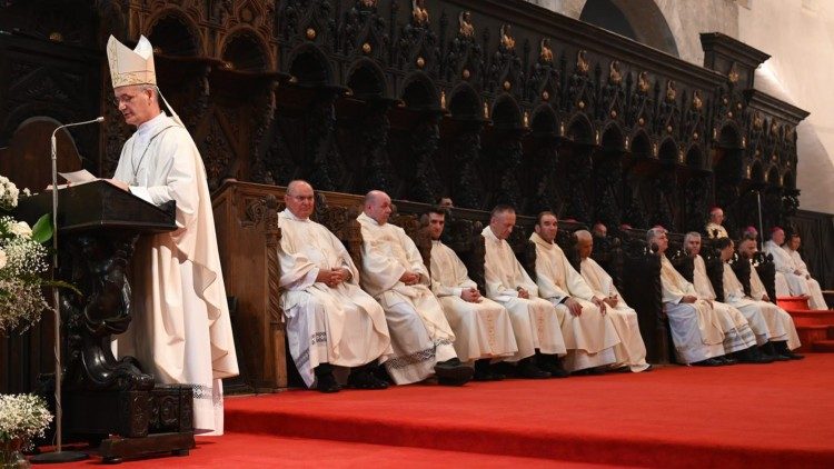 Zagrebački nadbiskup mons. Dražen Kutleša propovijeda na slavlju 50 godina svećeništva mons. Želimira Puljića