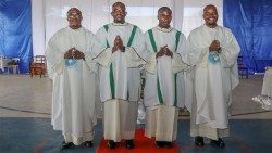 Os dois presbíteros e os dois diáconos recém-ordenados na Arquidiocese da Beira, em Moçambique