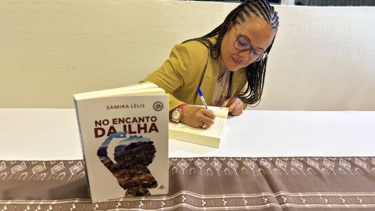 A escritora cabo-verdiana Samira Lélis no lançamento de seu livro