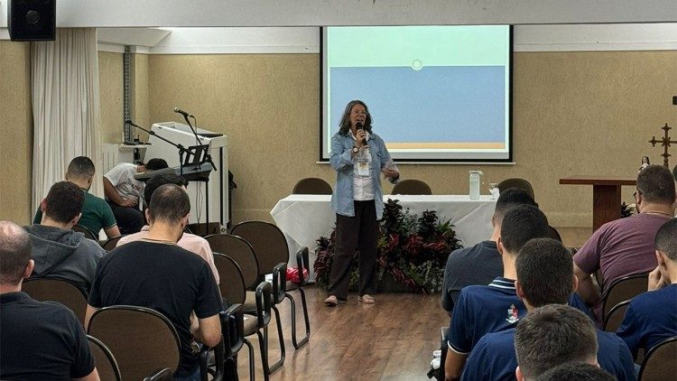 Ir. Sandra Regina, comboniana, missionária na Etiópia em seu momento de partilha com os seminaristas