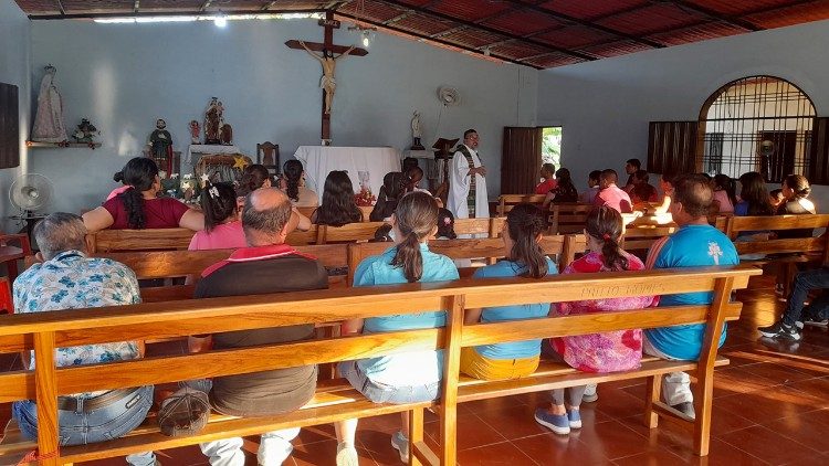 Father Eduardo Soto, SJ, celebrates Mass with the community of Valle Verde