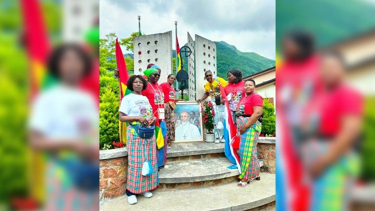 Guineenses em frente do monumento dedicado a Dom Settimio em Selva di Progno, sua terra natal. 