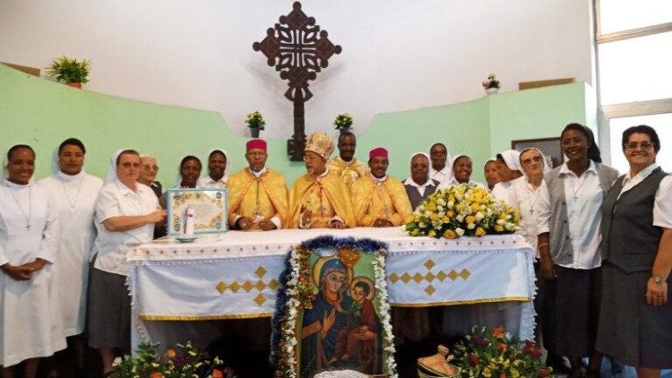 Photo de famillle des Soeurs Missionnaires de la Consolata avec le cardinal Berhaneyesus Souraphiel, archevêque d'Addis Abeba, après la messe d'action de grâce.