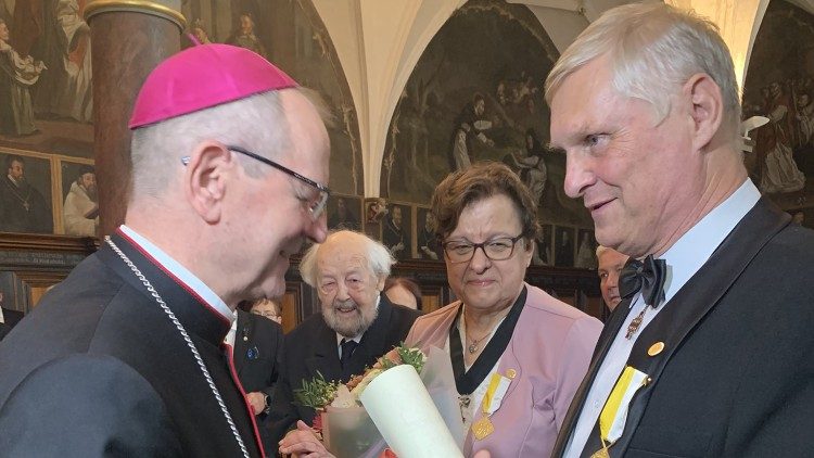 Ewa i Lech Kowalewscy odebrali z rąk metropolity gdańskiego abp. Tadeusza Wojdy krzyże „Pro Ecclesia et Pontifice”