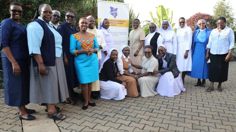 Des sœurs de diverses congrégations assistent au lancement de la CNCS au Kenya.