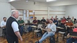 O arcebispo de Florianópolis, dom Wilson Tadeu Jönck, ao encontrar os alunos da primeira turma (foto: Facasc)