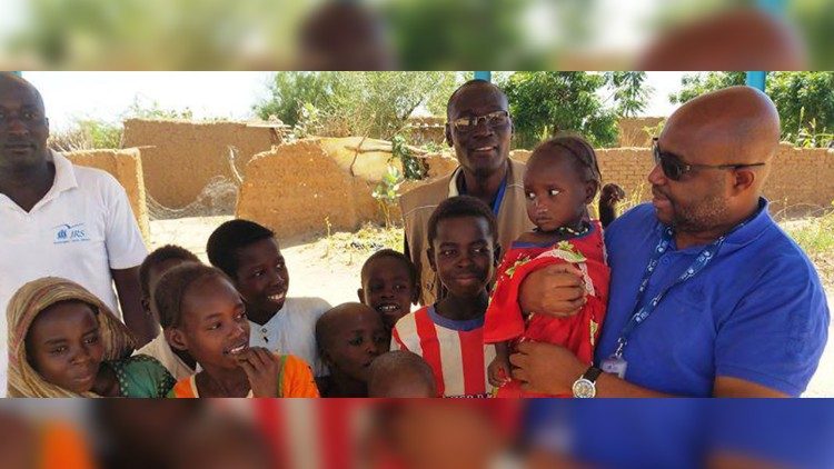 Le prêtre jésuite togolais Éric Goeh-Akue, coordinateur de "Mission et Identité" du Service jésuite pour les réfugiés (JRS) à Farchana, dans le camp de réfugiés des Soudanais du Darfour, situé dans la partie est du Tchad.