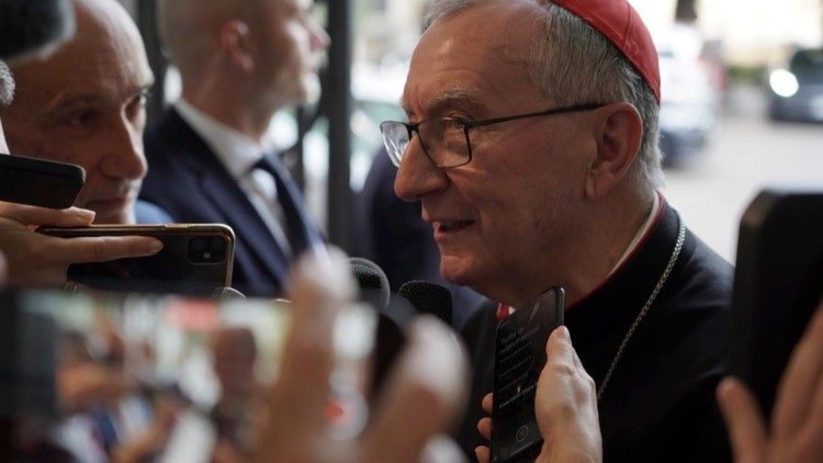 El Cardenal Parolin responde a preguntas de los periodistas al margen de la presentación del libro sobre Celso Costantini en la Pontificia Universidad Urbaniana.