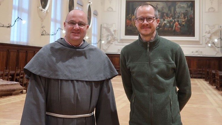 Br. Thomas Freidel (links) und Wolfgang Metz, Autoren des Buchs  „Mit Franziskus und Klara Assisi erleben"