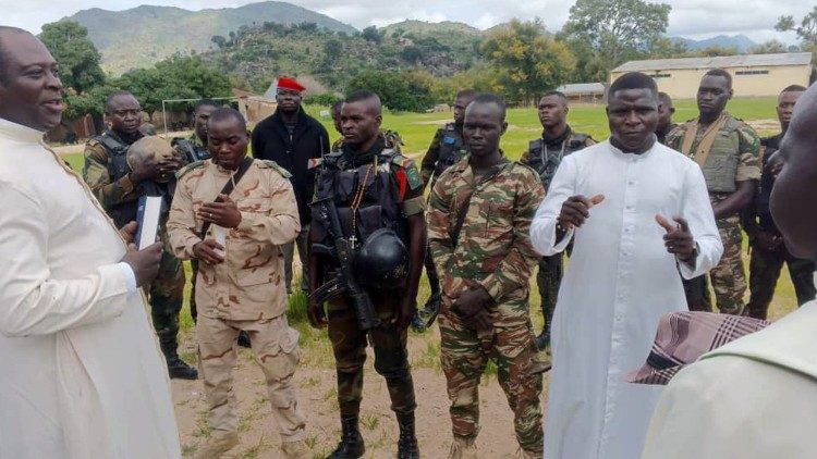 L'abbé Basile Tegamba avec les forces de défense et de sécurité camerounaises. 