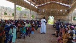 Le curé de la paroisse saint Luc de Ldubam-Tourou, l’abbé Basile Tegamba, au cours d'une messe après  les attaques de Boko Haram.