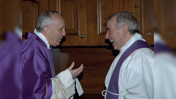 Don Giacomo Tantardini con il cardinale Jorge Mario Bergoglio - Roma, 2009 (Foto © Paolo Galosi)