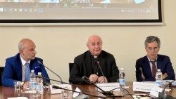 Monsignor Vincenzo Paglia insieme al ministro della Salute Orazio Schillaci
