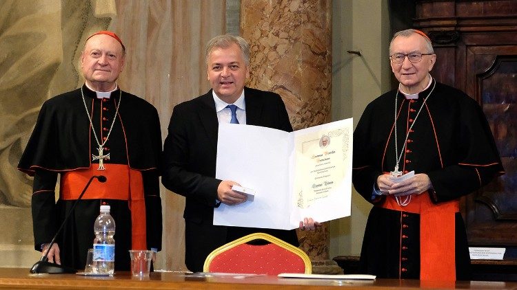 Ravasi és Parolin bíborosok a pápai aranyérem átadásakor 2022-ben  