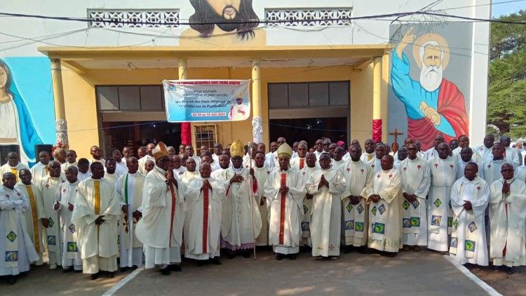 Congo-Brazzaville, des évêques et prêtres au terme de la messe de clôture des États généraux de l'archidiocèse de Pointe-Noire 