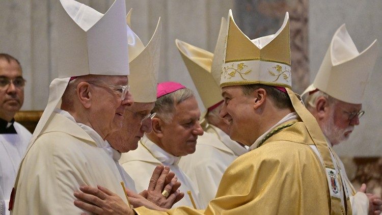 Przekazywanie znaku pokoju z biskupami