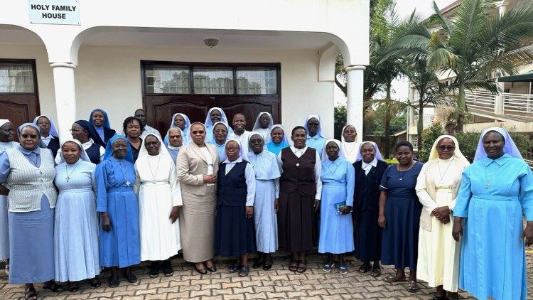 Asociación de los religiosos en Uganda, beneficiarios de la Fundación Hilton con la hermana Jane Wakahiu.