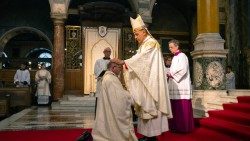 L'ordinazione del vescovo Waller con il cardinale Fernandez (foto © Marcin Mazur)