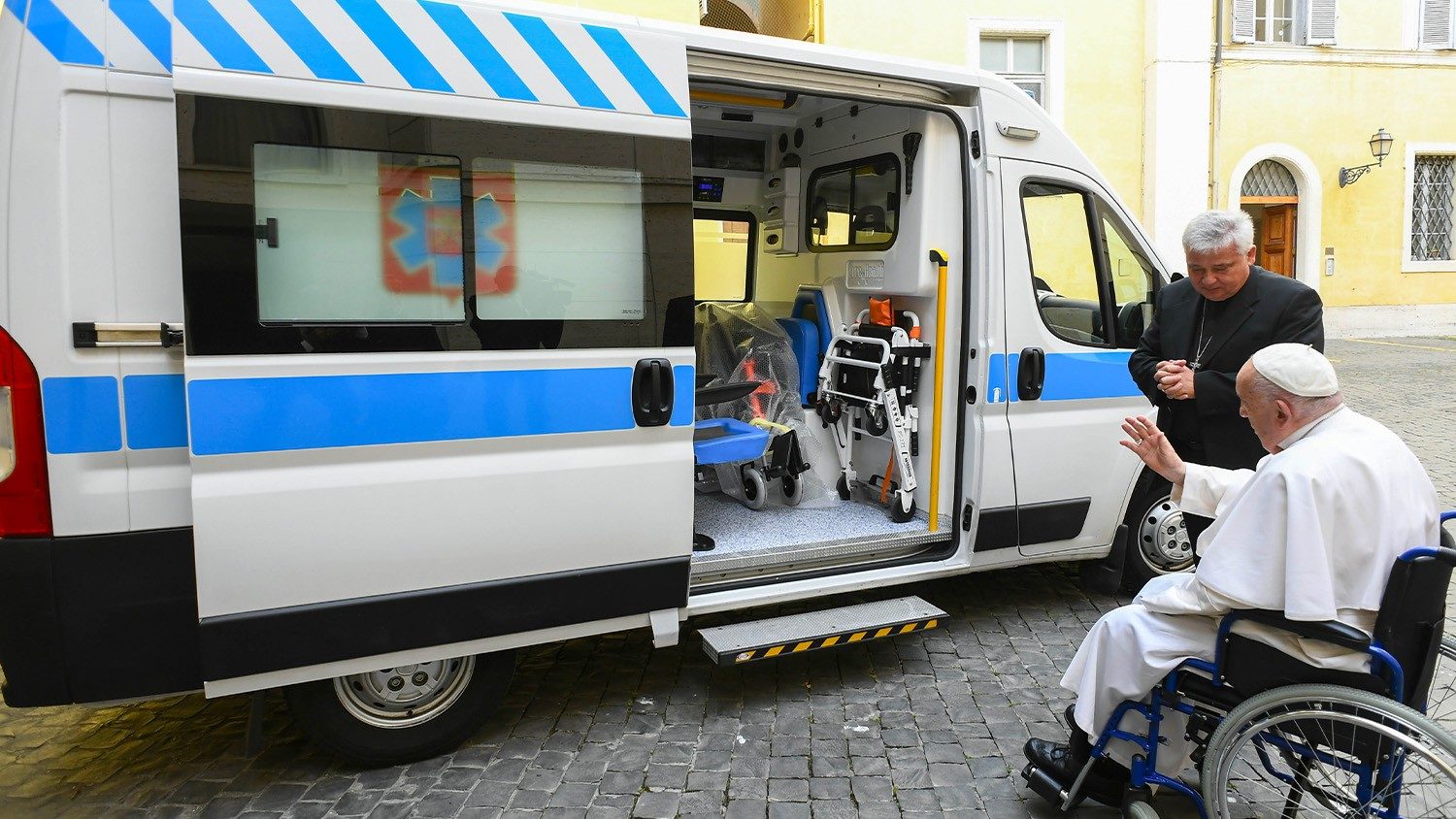 The ambulance given by the Pope goes to Ukraine