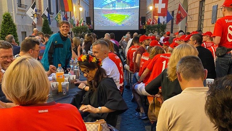 Beim Match Deutschland - Schweiz im Hof der Schweizergarde