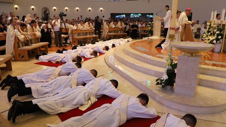 Petnaestorica novih svećenika zaređena u Zagrebu  (Foto: TU ZGN)