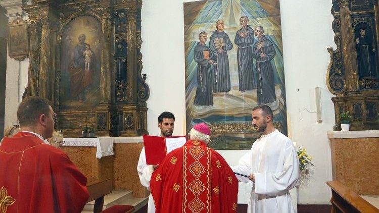 Biskup u miru Ante Ivas u Nacionalnom svetištu sv. Nikole Tavelića pred slikom s kanonizacije  (Foto: Ivo Kronja)