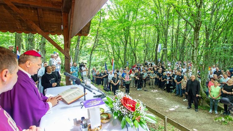 Misa zadušnica u Sošicama pokraj jame Jazovke  (Foto: Stjepan Vego)