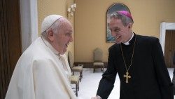 El Papa Francisco con Monseñor Gänswein (Vatican Media - foto de archivo).