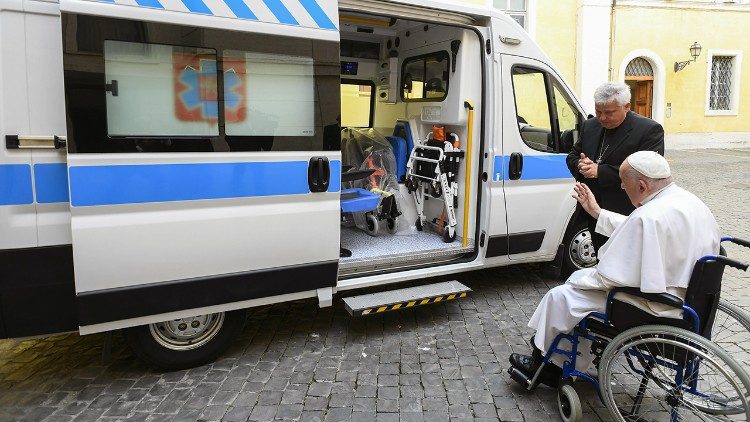 Papa Francesco dona una terza ambulanza a un ospedale in Ucraina