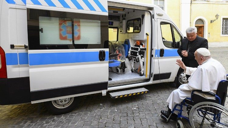Папа Франциск дарит третий автомобиль скорой помощи больницам в Украине