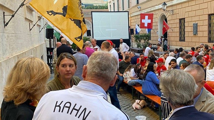 Beim Match Deutschland - Schweiz im Hof der Schweizergarde