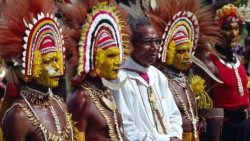 Einheimischer Herz-Jesu-Missionar mit Gläubigen in Papua-Neuguinea