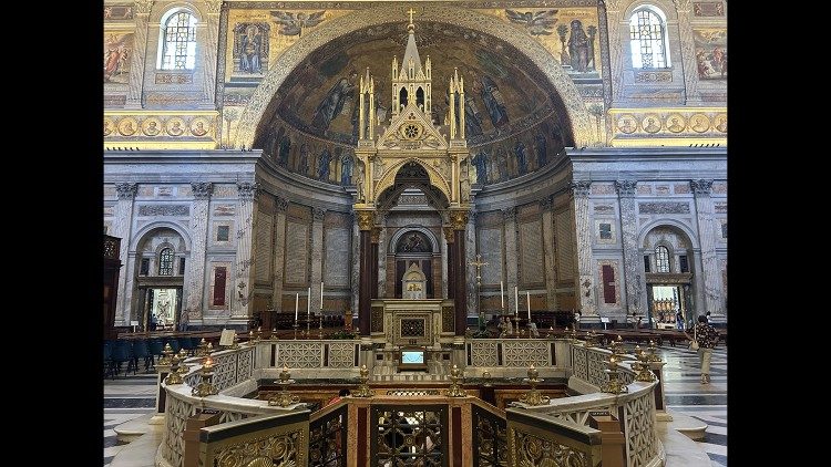  Under alteret i basilikaen San Paolo fuori le Mura viser materielle spor, at folkenes apostel ligger begravet her. 