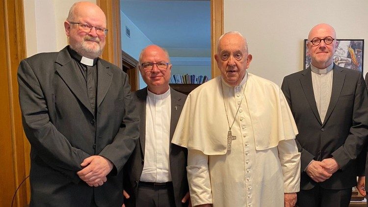 Liudger Gottschlich (vpravo) a další kněží z německy mluvících zemí při setkání s papežem Františkem