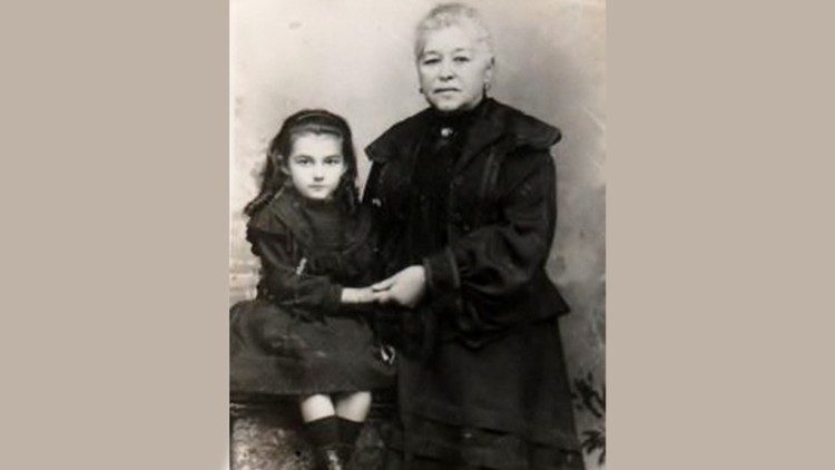 Madre Carminha com sua avó, Inhá Cota.