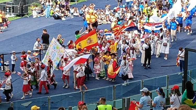 Makedonski pretstavnici u povorci na Olimpiskom stadionu u Rimu prigodom Prvoga svjetskog Dana djece (Izvor: katolici.mk)